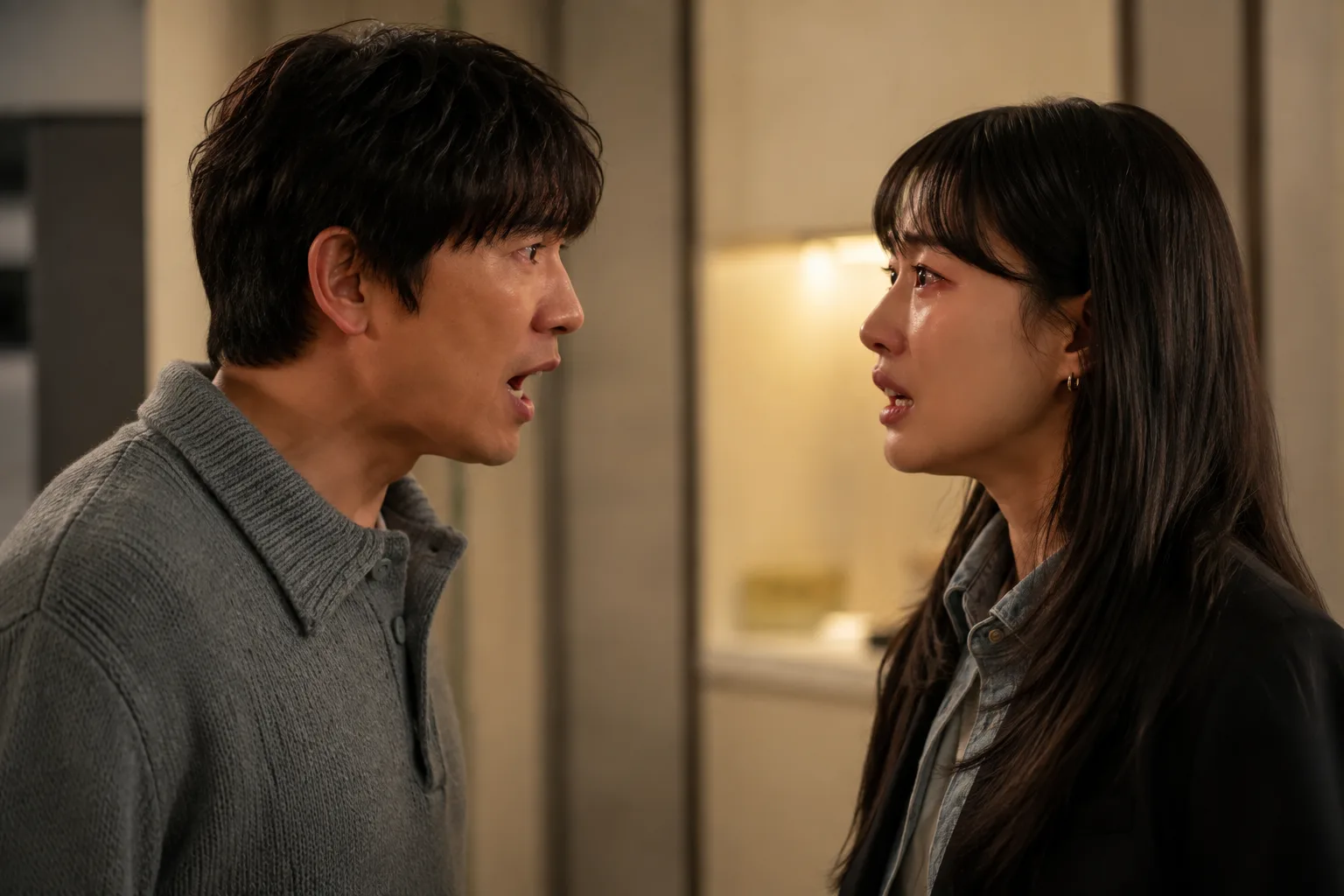 Ji Sung and Ha Yun Kyung face each other during an emotional confrontation in The Apartment Job, as their fake marriage reaches a breaking point.
